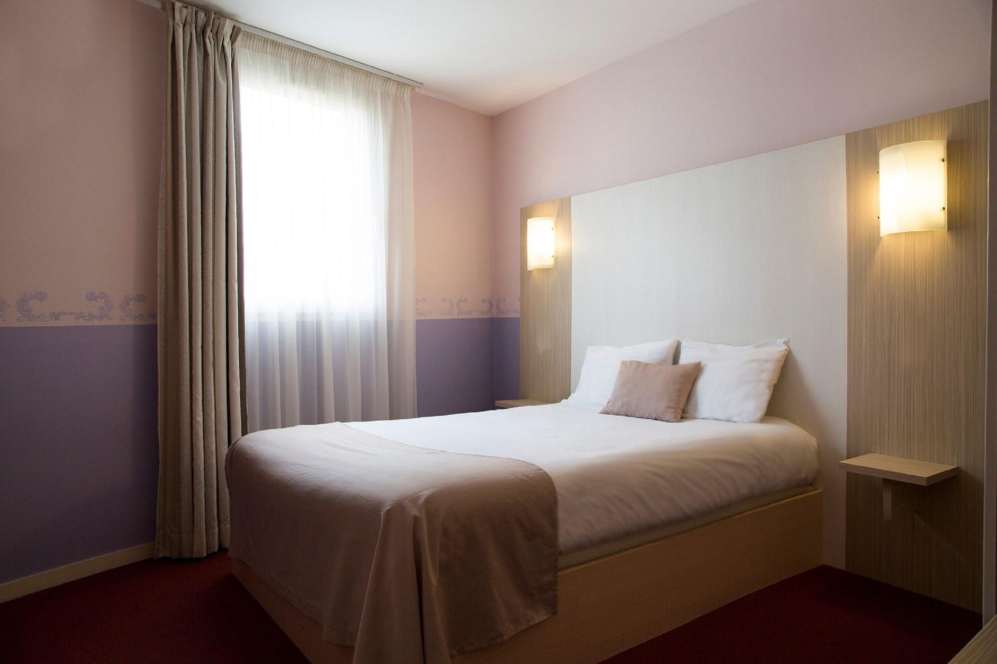 Brit Hotel Le Lion D'Or Chinon Exterior photo