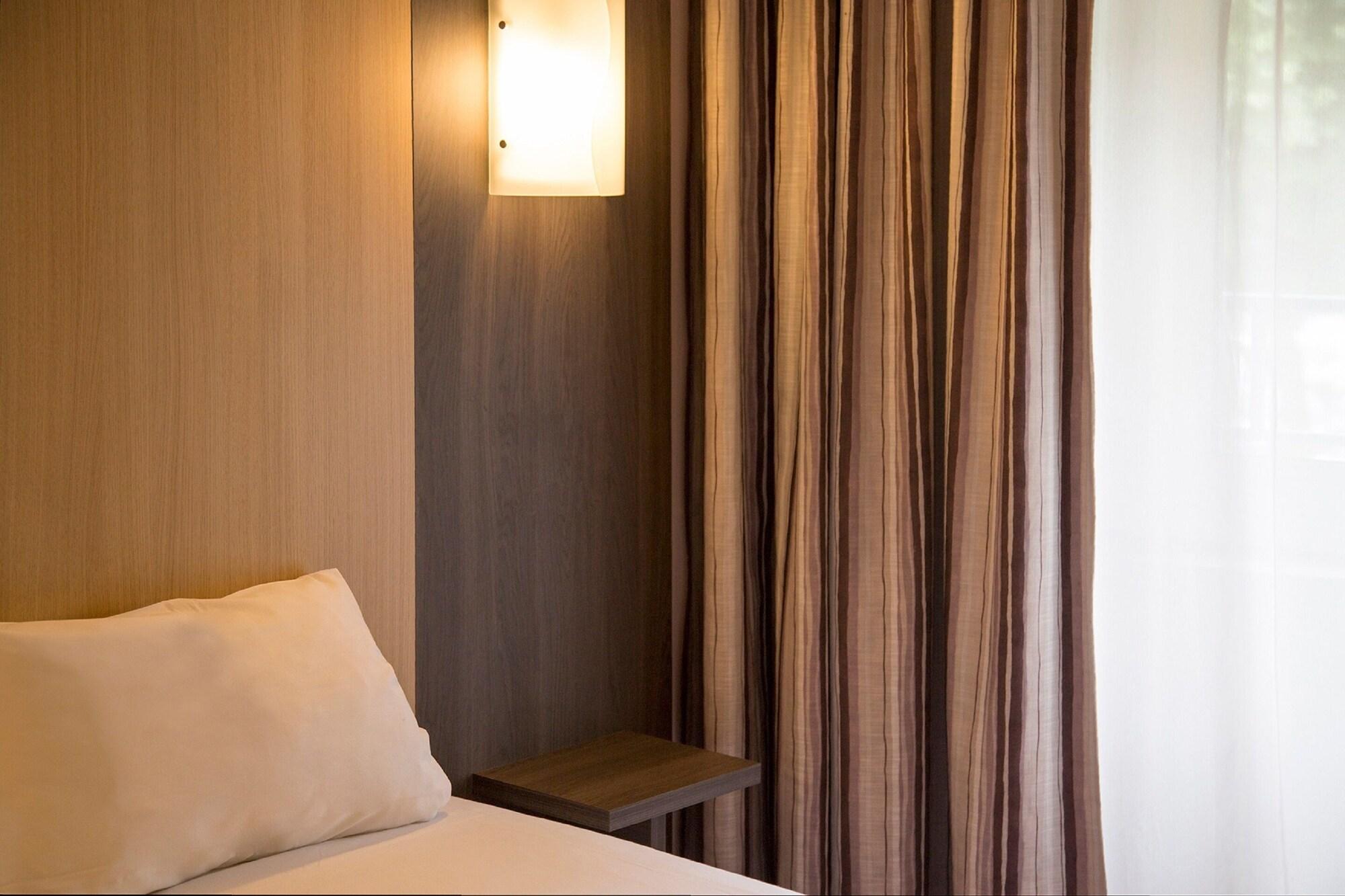 Brit Hotel Le Lion D'Or Chinon Exterior photo